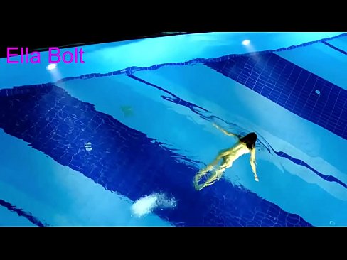 ❤️ मी पाहणे थांबवू शकत नाही, तरुण गोरा ELLA BOLT रिसॉर्ट पूलमध्ये नग्न पोहताना पकडला गेला गुदद्वारासंबंधीचा अश्लील ❌